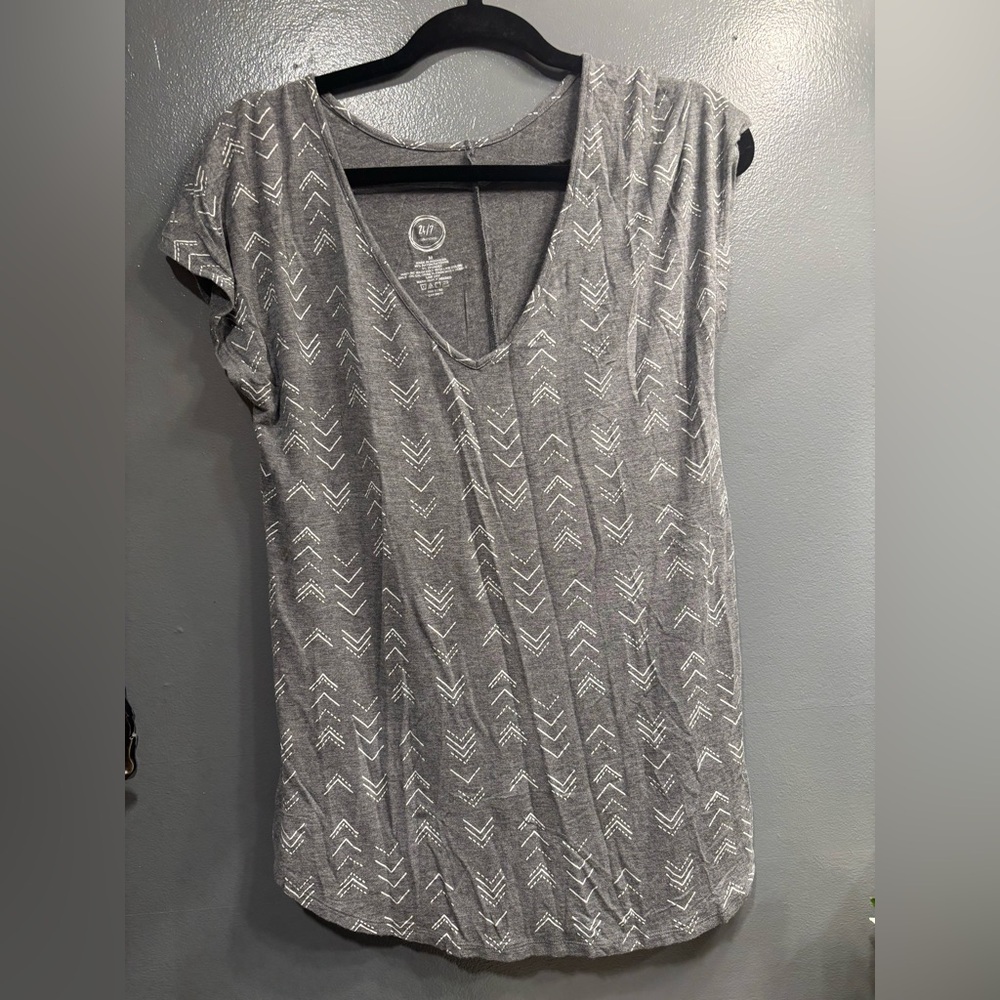 Maurices Gray V-Neck Chevron Top Arrow Casual Streetwear Grunge Short Sleeve